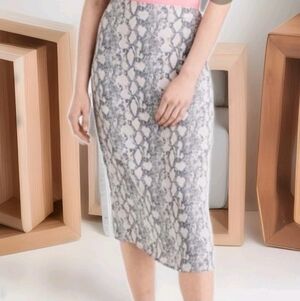 American Eagle Snake Print Midi Stretch Pencil skirt. Zip back. Size XS Beige